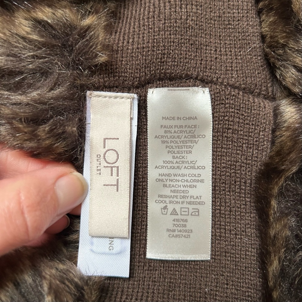 Women’s Loft Faux Fur Infinity Scarf - Picture 2 of 4